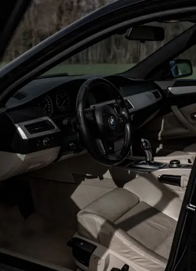 BMW 530i 2007 — Berline premium sans accident, motorisation performante — Miniatura 8