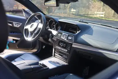 Mercedes-Benz E 350 4Matic Coupé — Élégance sportive et traction intégrale — Seitenansicht