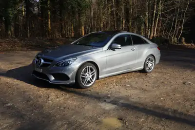 Mercedes-Benz E 350 4Matic Coupé — Élégance sportive et traction intégrale — Armaturenbrett