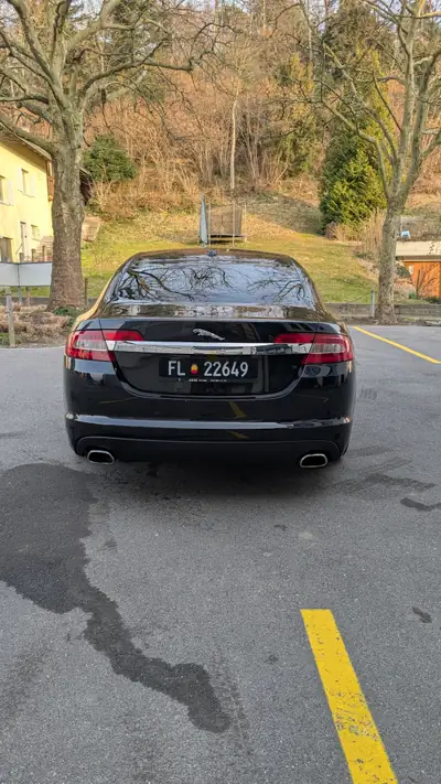 Jaguar XF 4.2 V8 Premium Luxury — Berline sportive d'exception, sans accident — Heckansicht