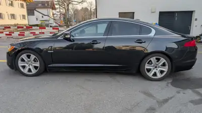 Jaguar XF 4.2 V8 Premium Luxury — Berline sportive d'exception, sans accident — Seitenansicht