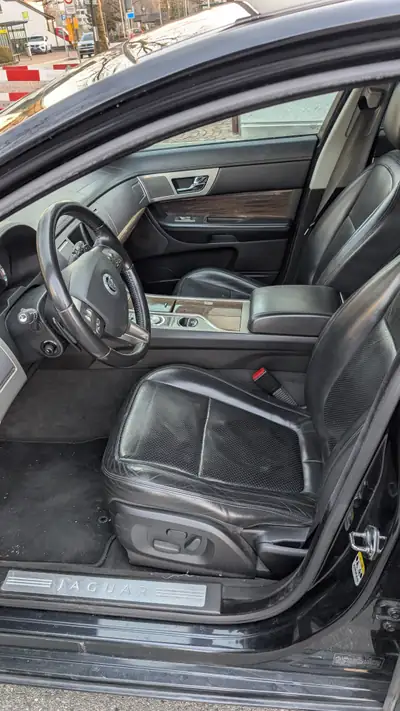 Jaguar XF 4.2 V8 Premium Luxury — Berline sportive d'exception, sans accident — Detail