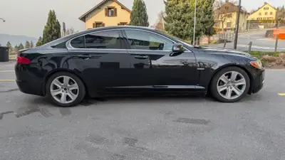 Jaguar XF 4.2 V8 Premium Luxury — Berline sportive d'exception, sans accident — Innenraum