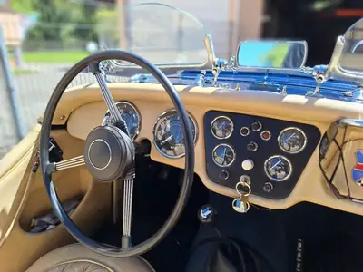 Triumph TR2 1955 — Cabriolet de légende, véhicule vétéran documenté — fianco