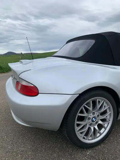 BMW Z3 3.0i — Roadster légendaire, 231 ch, transmission manuelle — vista posteriore