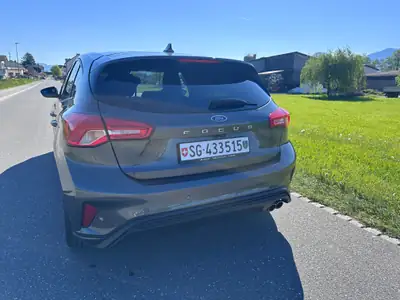 Ford Focus 1.5 SCTi 150 ST-Line — Berline dynamique, essence fiable, 58'000 km seulement — rear view
