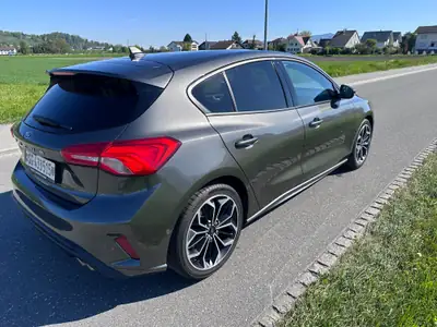Ford Focus 1.5 SCTi 150 ST-Line — Berline dynamique, essence fiable, 58'000 km seulement — side view