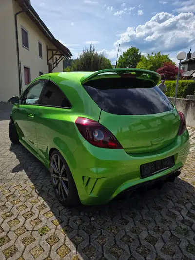 Opel Corsa 1.6 T OPC Nürburgring — Sportive compacte 210 ch, édition collector — vista posteriore