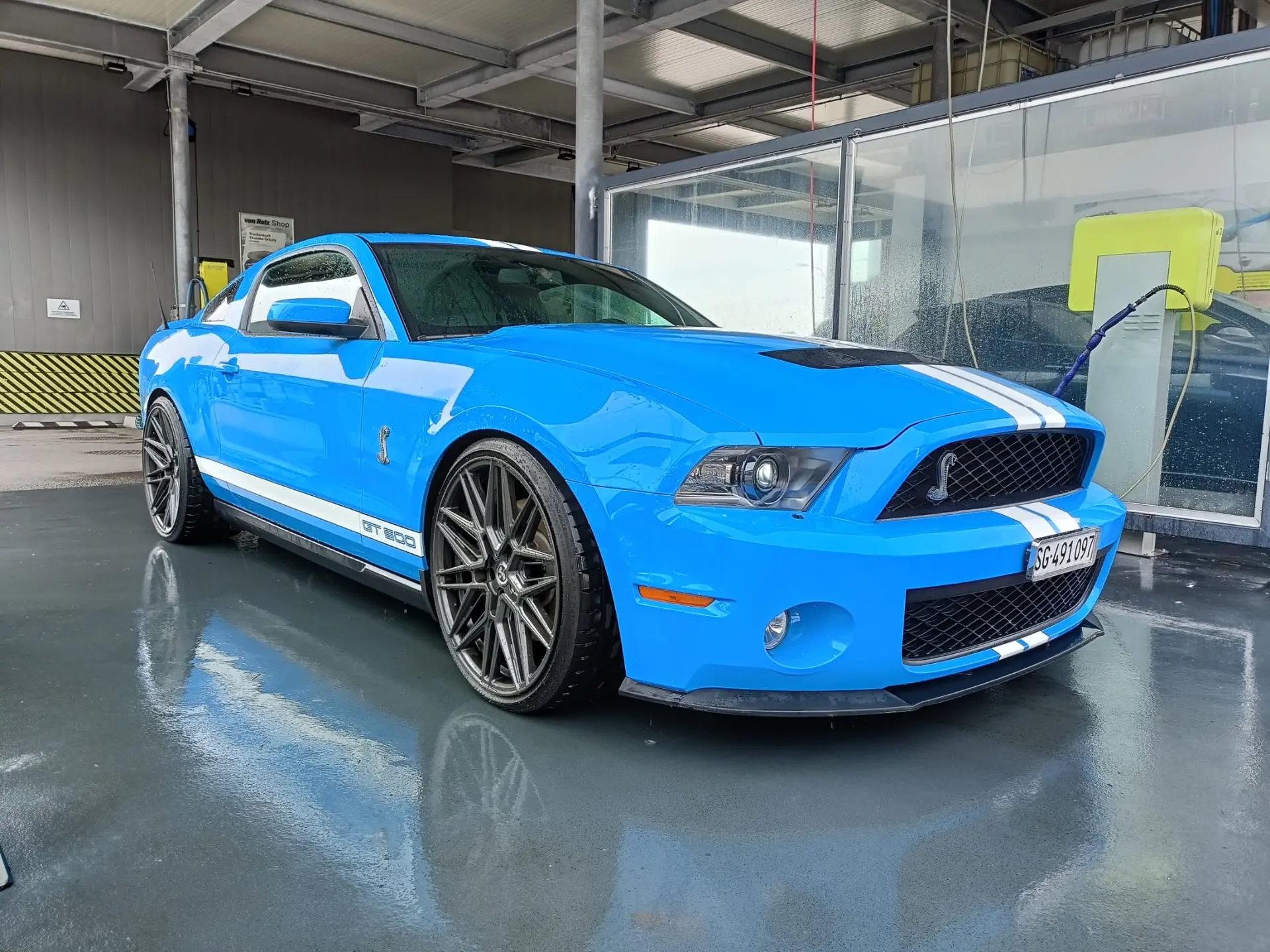 Ford Mustang Shelby GT 500 — Muscle car légendaire, 557 ch et seulement 32'000 km — vue extérieure