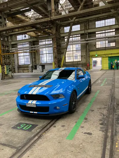 Ford Mustang Shelby GT 500 — Muscle car légendaire, 557 ch et seulement 32'000 km — détail