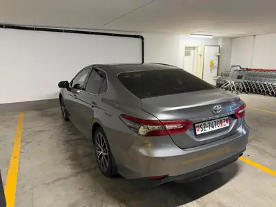 Toyota Camry 2.5 HSD Premium 2021 — Berline hybride élégante, 69 700 km seulement — Seitenansicht