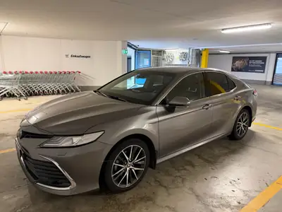 Toyota Camry 2.5 HSD Premium 2021 — Berline hybride élégante, 69 700 km seulement — Außenansicht