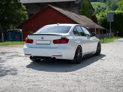 BMW 335i xDrive M Performance — Berline sportive 340 ch, tuning premium et freinage géométrique — Heckansicht