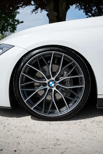 BMW 335i xDrive M Performance — Berline sportive 340 ch, tuning premium et freinage géométrique — Detail