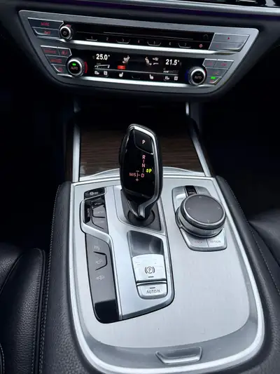 BMW 730Ld xDrive — Berline de prestige diesel, entretien BMW impeccable — Thumbnail 12