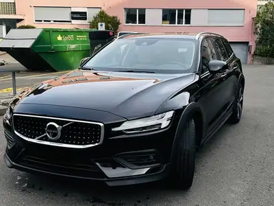 Volvo V60 Cross Country B4 AWD — Monospace polyvalent, transmission intégrale et équipements premium — exterior view