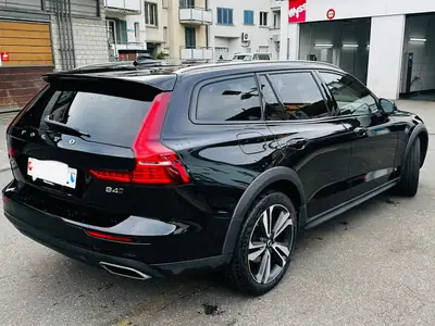 Volvo V60 Cross Country B4 AWD — Monospace polyvalent, transmission intégrale et équipements premium — dashboard