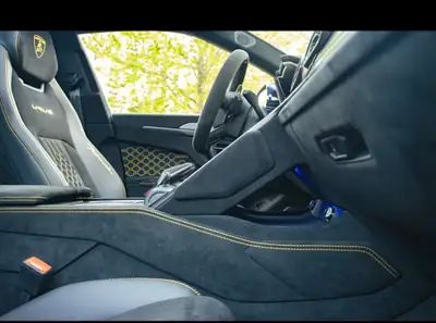 Lamborghini Urus E-Gear Performante 60 Anniversario — Le SUV italien haute performance — Seitenansicht