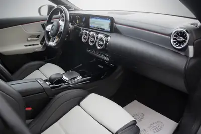 Mercedes-Benz CLA 35 AMG 4Matic — Performance sportive et élégance berline — Miniatur 12