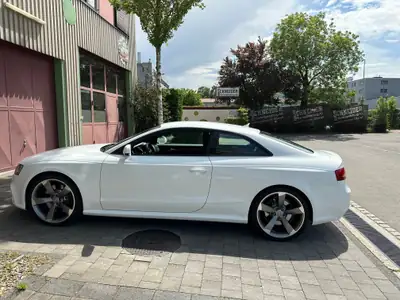 Audi RS5 4.2 V8 FSI Quattro — Coupé sportif légendaire, 450 ch sans compromis — vista posteriore