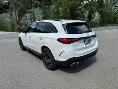 Mercedes-Benz GLC 300 e 4Matic — SUV hybride rechargeable, 11000 km seulement — vista posteriore