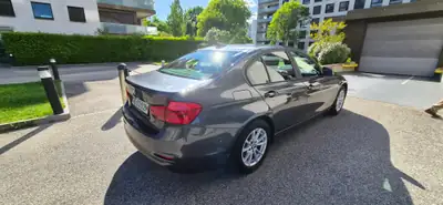 BMW 320i xDrive SAG — Berline polyvalente, entretien réduit, 38 000 km seulement — vista posteriore