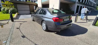 BMW 320i xDrive SAG — Berline polyvalente, entretien réduit, 38 000 km seulement — cruscotto