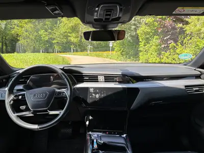 Audi e-tron 55 quattro S-Line — SUV électrique premium, 408 ch et quatre roues motrices — Seitenansicht