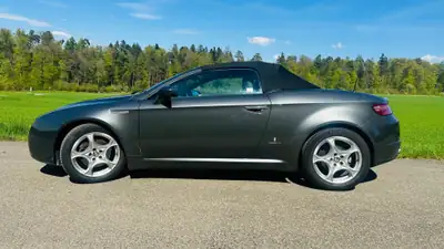 Alfa Romeo Spider 2.2 JTS — Cabriolet sportif emblématique, entretien impeccable — côté