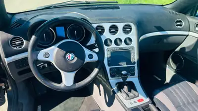 Alfa Romeo Spider 2.2 JTS — Cabriolet sportif emblématique, entretien impeccable — détail