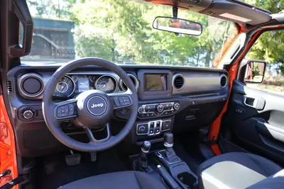 Jeep Wrangler 3,6 V6 209kW — Le SUV légendaire avec moteur V6 puissant — Miniatur 9