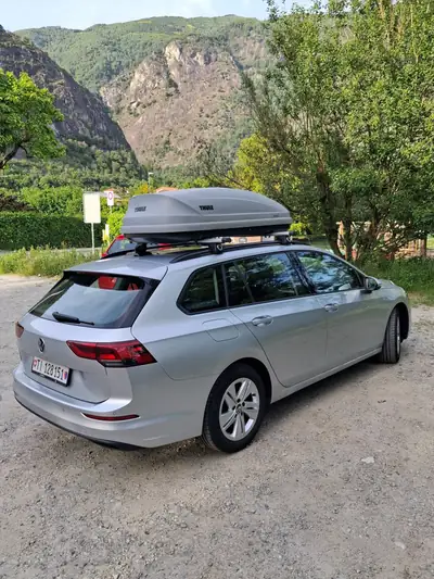 VW Golf 1.0 eTSI Life DSG — Break économique, motorisation innovante, entretien récent — vista posteriore