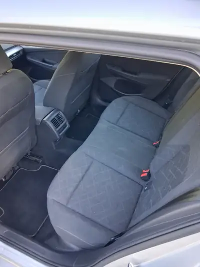 VW Golf 1.0 eTSI Life DSG — Break économique, motorisation innovante, entretien récent — Miniatura 7