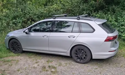 VW Golf 1.0 eTSI Life DSG — Break économique, motorisation innovante, entretien récent — Miniatura 12