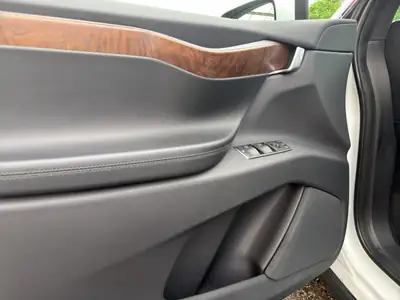 Tesla Model X Maximale-Reichweite — SUV électrique 562 ch, portes Falcon Wings — Miniature 18