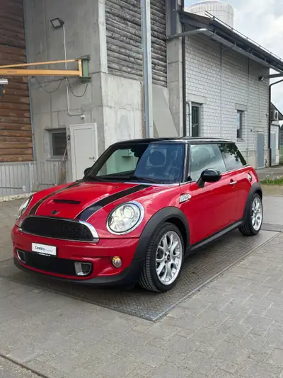 MINI Cooper S 2011 — Sportive compacte rouge, moteur 184 ch et très bon état — vue extérieure