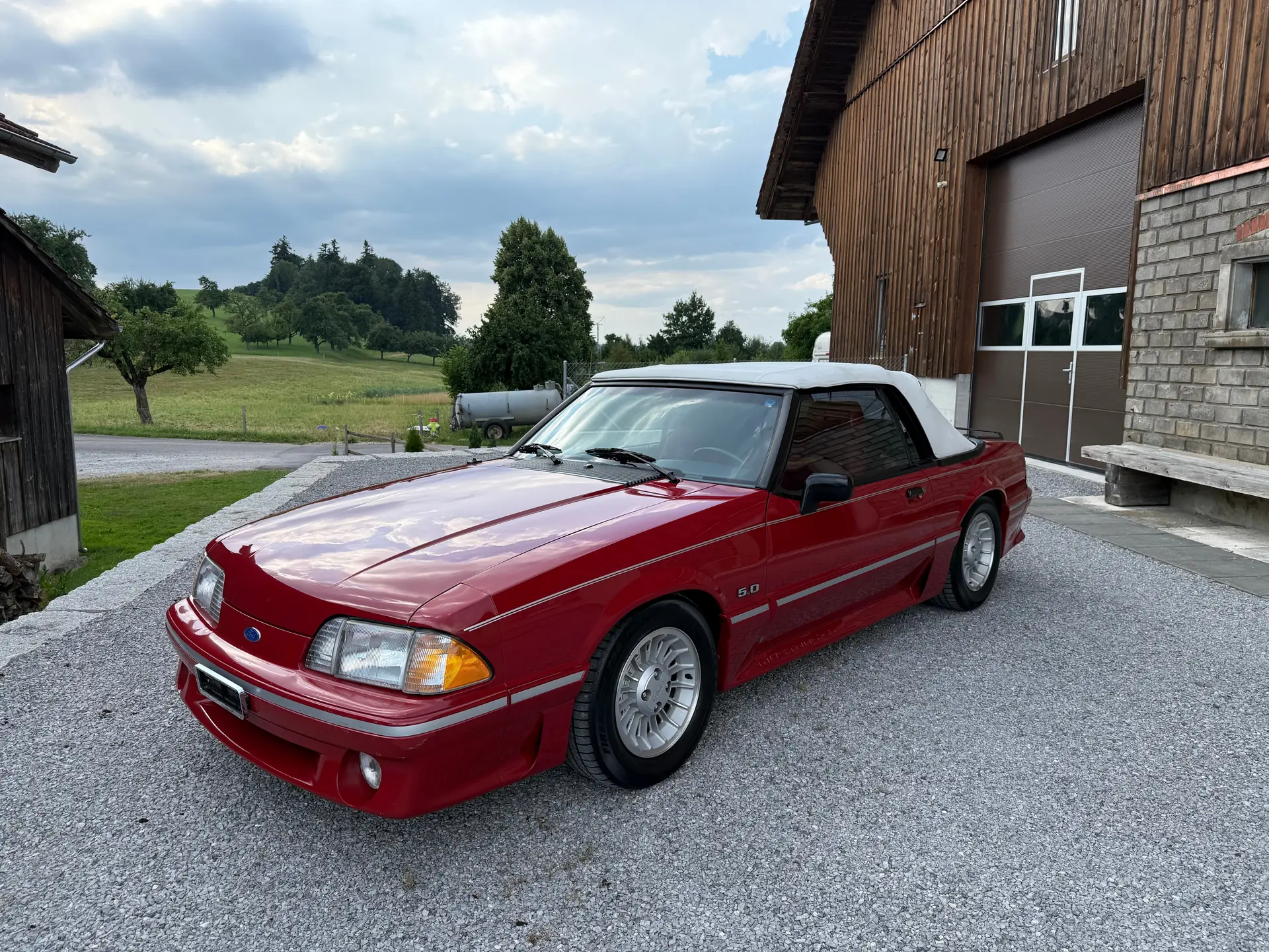 Ford Mustang GT 5.0 V8 Cabriolet — Légende américaine, 58'000 km seulement — vue extérieure