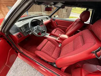 Ford Mustang GT 5.0 V8 Cabriolet — Légende américaine, 58'000 km seulement — Miniature 10