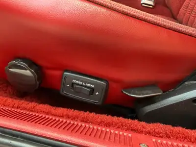Ford Mustang GT 5.0 V8 Cabriolet — Légende américaine, 58'000 km seulement — Miniature 14