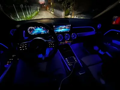 Mercedes-Benz GLB 250 AMG Line 4Matic — SUV compact 7 places, 59'000 km, sans accident — dashboard