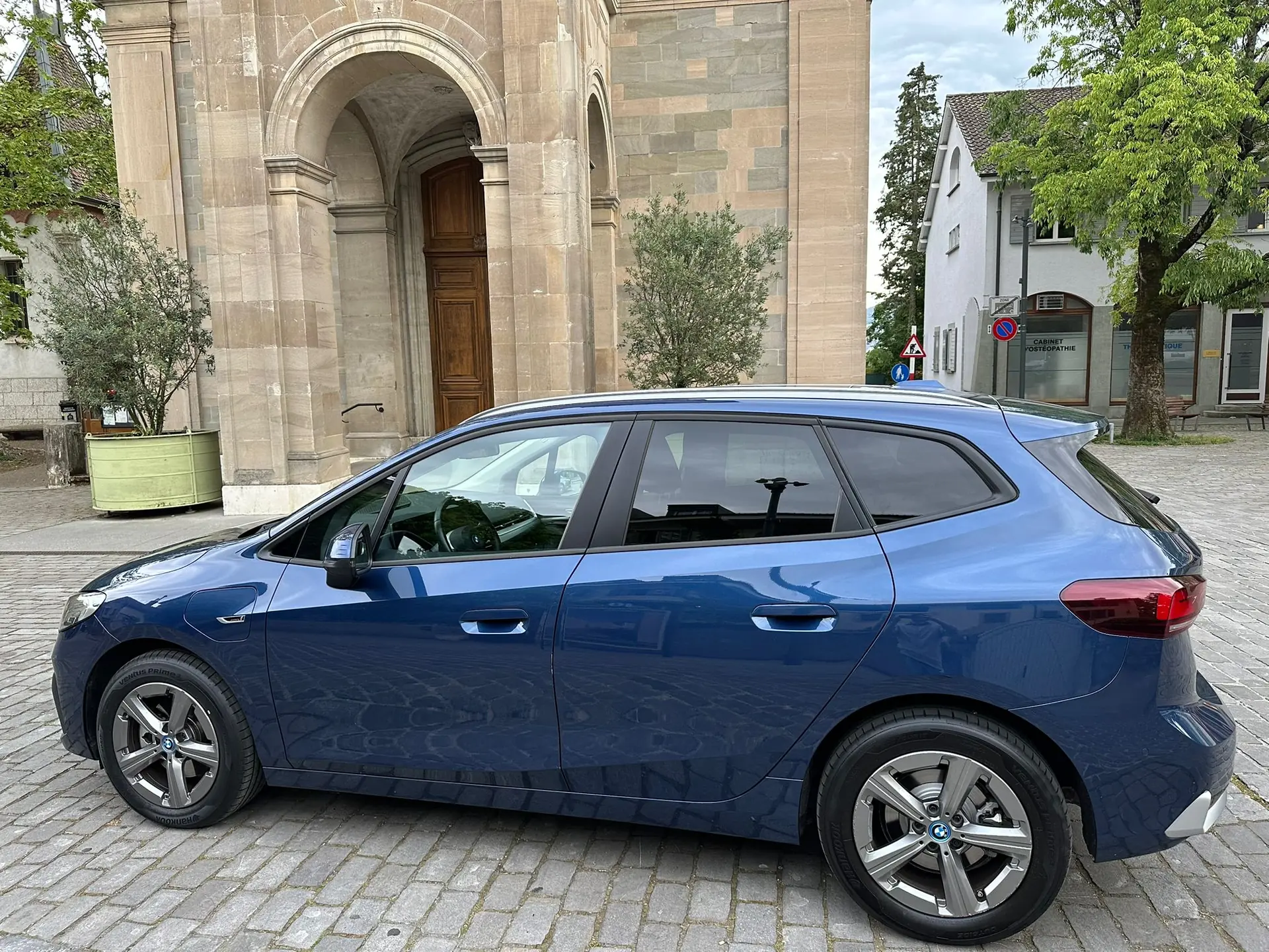 BMW 225e xDrive Active Tourer — Hybride rechargeable, 17'000 km, Quattro saisons — Außenansicht
