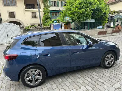 BMW 225e xDrive Active Tourer — Hybride rechargeable, 17'000 km, Quattro saisons — Seitenansicht