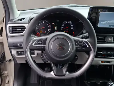 Suzuki Swift 1.2 Sakura Top Hybrid 4x4 — Citadine écologique et polyvalente avec transmission intégrale — Thumbnail 7