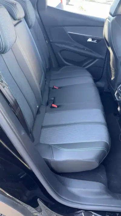 Peugeot 3008 1.2 PureTech Allure Pack — SUV urbain fiable, peu kilométré avec garantie étendue — Thumbnail 11