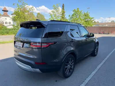 Land Rover Discovery 3.0 TDV6 HSE — SUV robuste 7 places, motorisation puissante et 8 jantes alu incluses — rear view