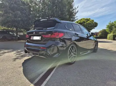 BMW M135i xDrive 2020 — Sportivité et polyvalence en berline compacte — side view