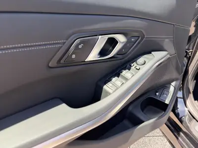 BMW 330e xDrive Touring M Sport — Hybride rechargeable, 12'000 km seulement — Miniatur 11