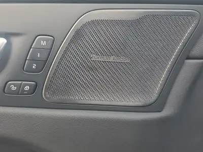 Volvo XC60 2.0 T6 TE Ultra Dark eAWD — Hybride rechargeable premium, 25 km seulement — Miniature 21