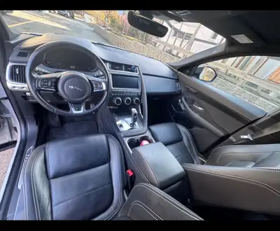 Jaguar E-PACE 2.0 T 250 AWD — SUV dynamique, pneus neufs, sans sinistre — tableau de bord