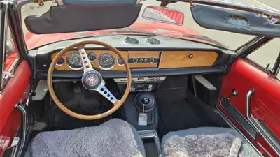 FIAT 124 Spider 1969 — Roadster classique rouge, 12 600 km d'exception — Armaturenbrett